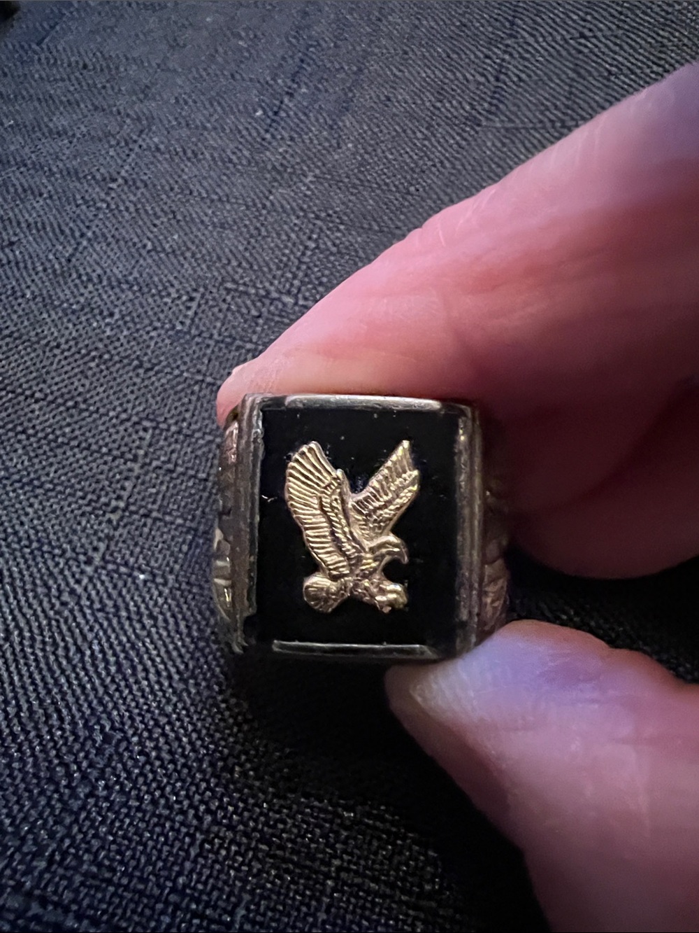 Men's Black Onyx Eagle Crest Signet Ring - Picture 4 of 5